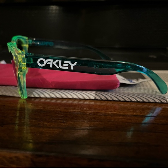 Kids lime green REAL Oakley sunglasses! Xxs never been worn! Brand new - Picture 5 of 14